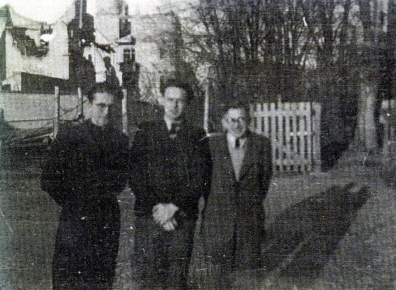 3.12.1945.jpg - Uczniowe męskiego gimnazjum w Olsztynie ul.Mickiewicza, od lewej: Jerzy Mieloch, Jan Rutkowski, Jerzy Kupczak, 3 XII 1945 r.